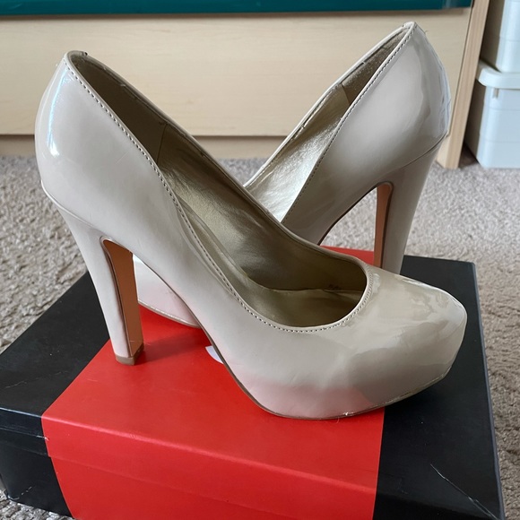 Guess Beige Platform Heels/Pumps - Picture 3 of 6
